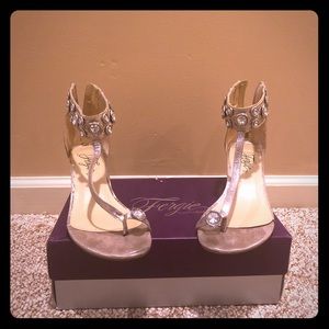 FERGIE GRAPEVINE T-SRAP SANDAL WEDGE